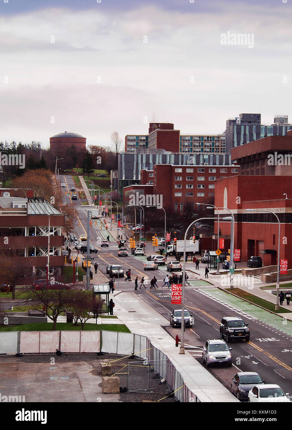 Syracuse, New York, USA. Le 30 novembre 2017. Vue vers le haut sur la rue Waverly Hill de l'Université de Syracuse à Syracuse, New York Banque D'Images