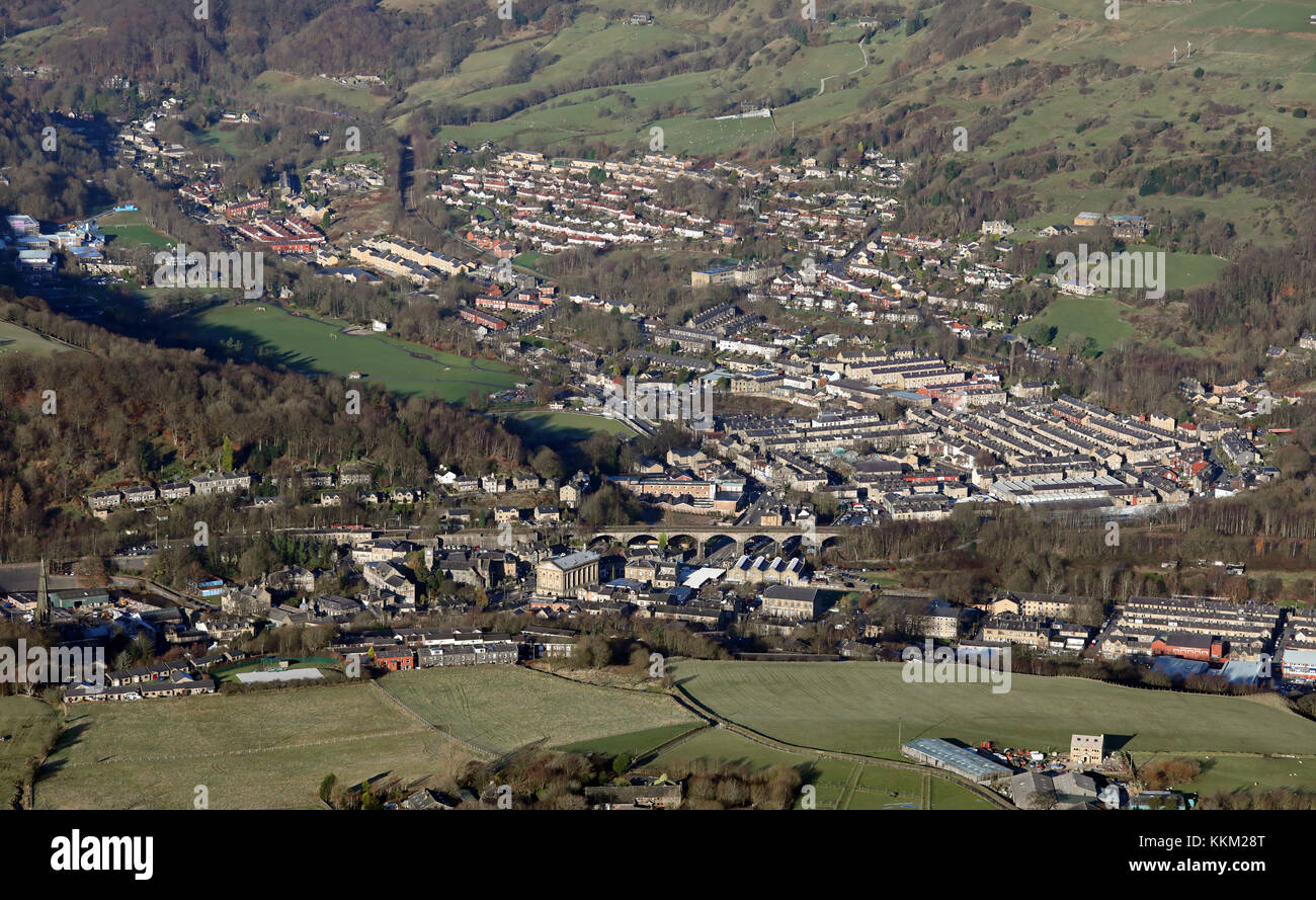 Vue aérienne de Todmorden dans l'affaire Calder Valley, West Yorkshire, Royaume-Uni Banque D'Images