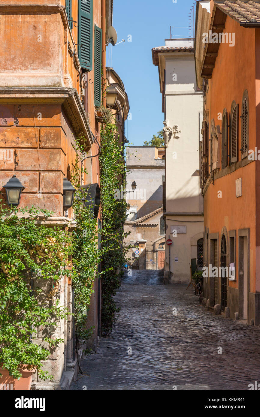 À bas les pavés via dei genovesi vers l'église de Santa Cecilia in Trastevere le rione de Rome, Italie. Banque D'Images