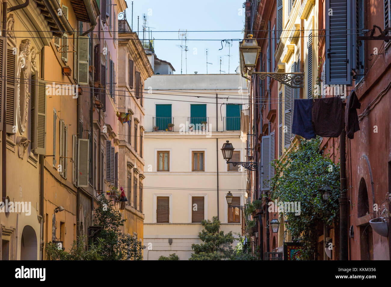 Une rue de Rome, Italie, en été à la recherche sur les parois, de bâtiments d'habitation au-dessus des rues rempli de touristes ci-dessous, les lignes de lavage Banque D'Images