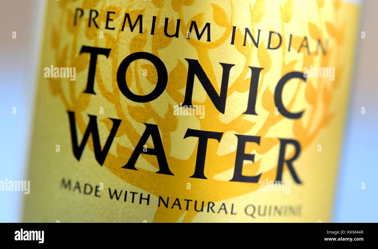 Une bouteille d'eau tonique indienne premium de la société britannique Fever-Tree sur une table à Hanovre (Allemagne), le 12 octobre 2017. | utilisation dans le monde entier Banque D'Images