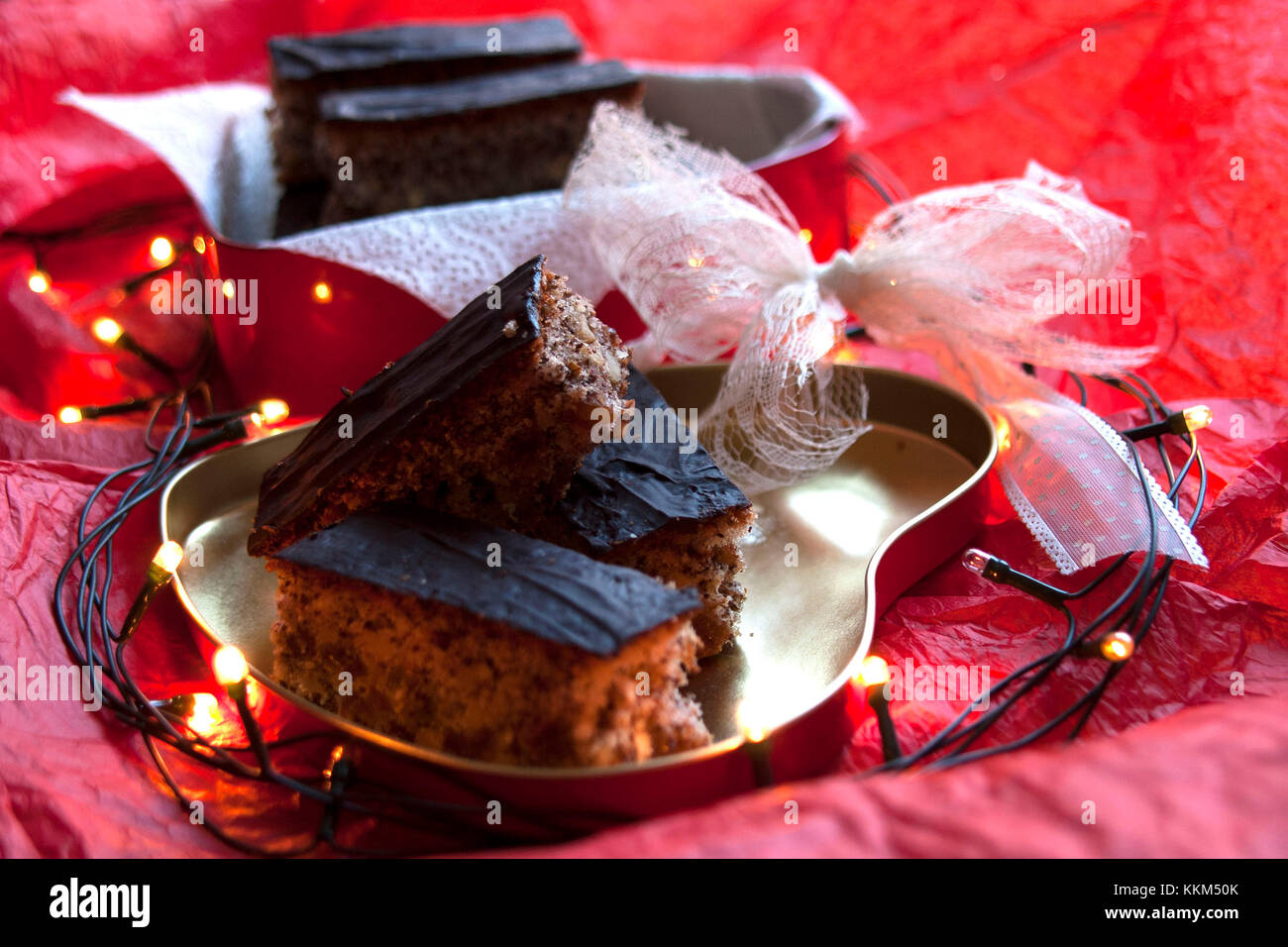 Les gâteaux au chocolat en forme de coeur fort avec les ampoules Banque D'Images