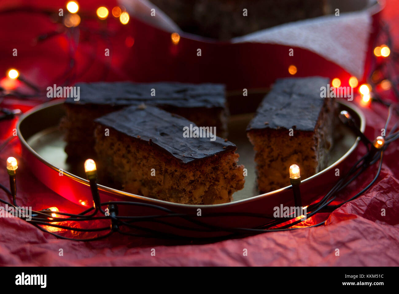 Les gâteaux au chocolat en forme de coeur fort avec les ampoules Banque D'Images