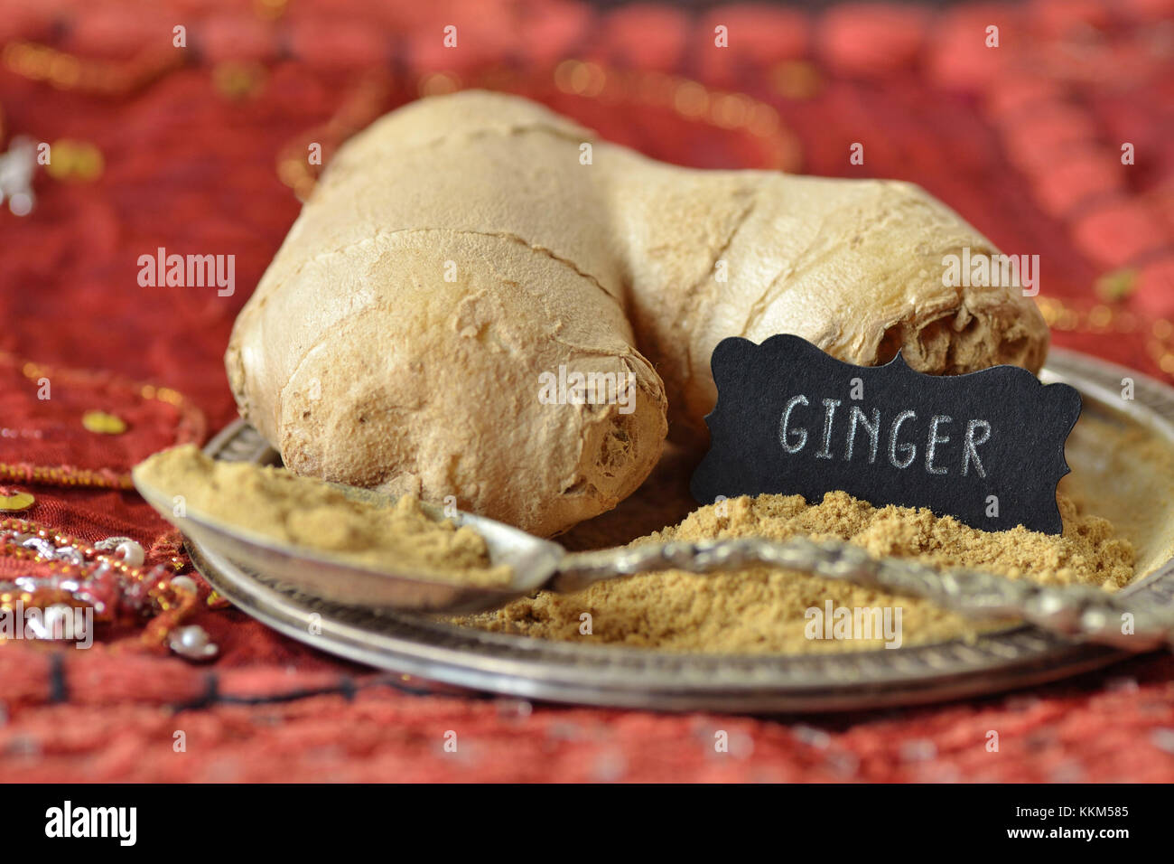 La racine de gingembre et le gingembre en poudre sur tapis indiens Banque D'Images