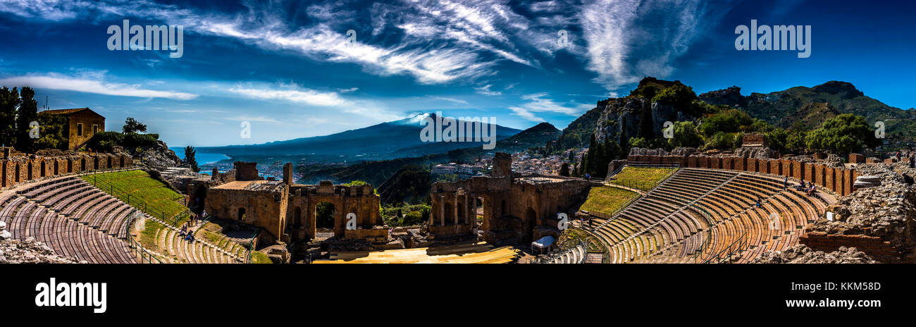 Une vue panoramique sur le théâtre antique de Taormina, Sicile. Sa position est unique car il surplombe la mer Méditerranée et l'etna Banque D'Images