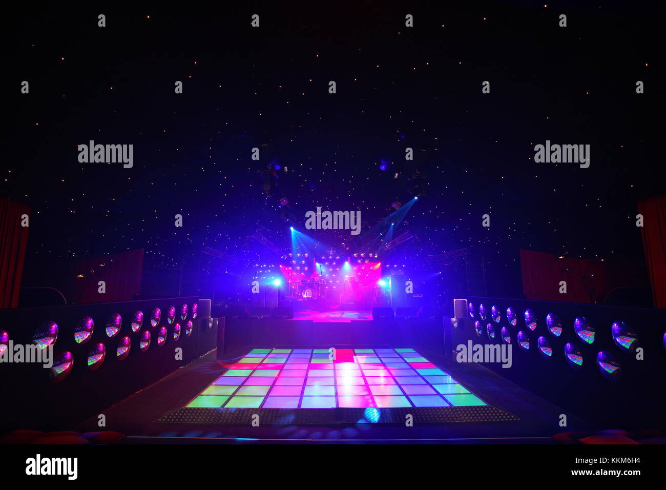 Une piste de danse vide avec disco lumineux carrés. Prêt pour une partie de danse et de célébration. Style kitsch des années 70. Cas Banque D'Images