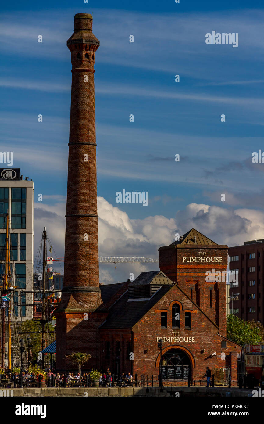 Pub de pompage sur Hartley Quay près de l'Albert Dock, Liverpool, UK . 2017. Banque D'Images