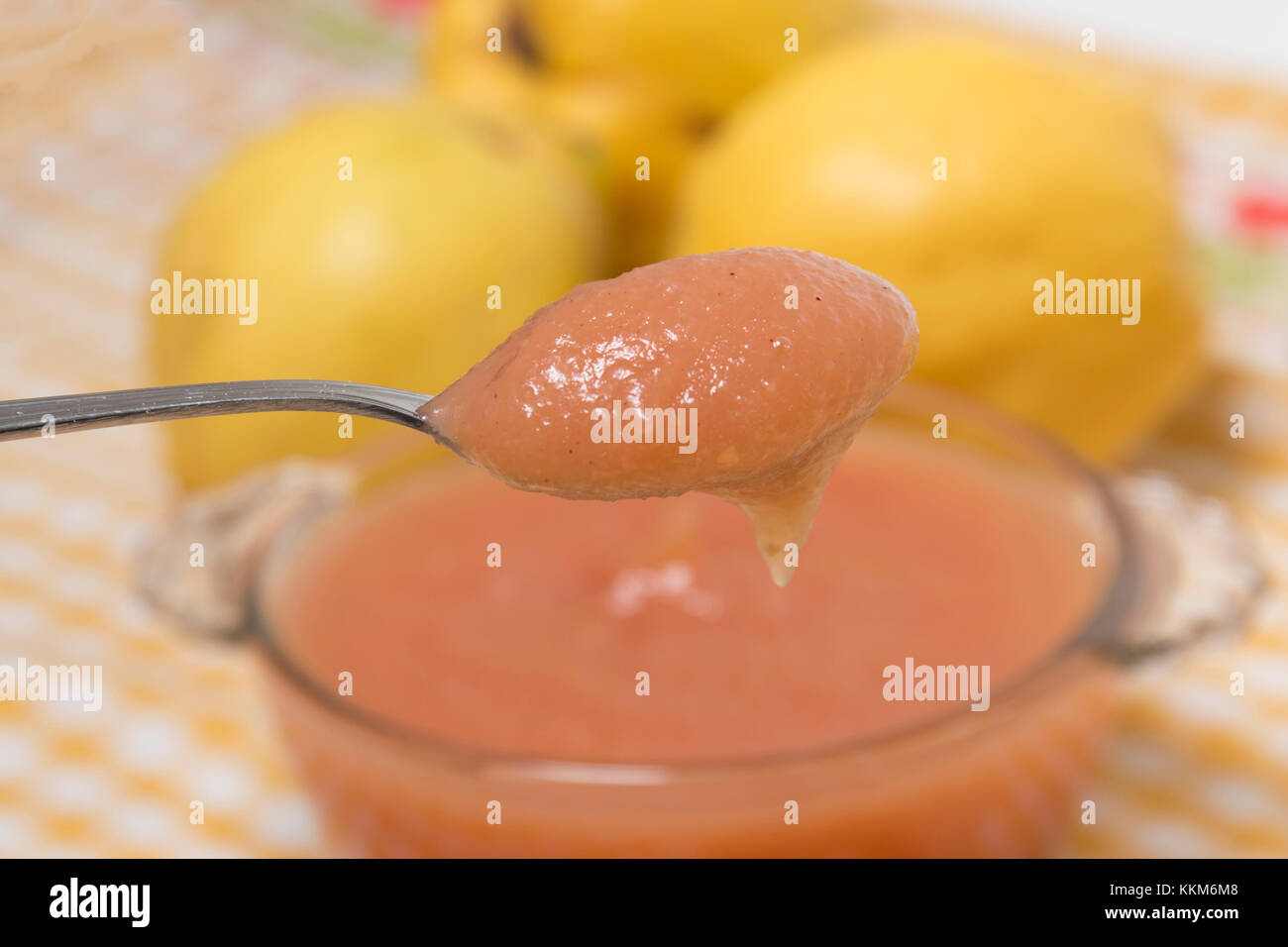 Close up de confiture de coing traditionnelle avec des ingrédients