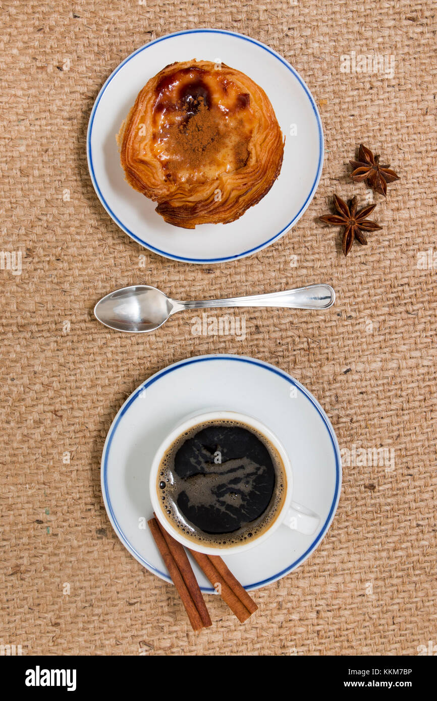 Petit-déjeuner typiquement portugais expresso avec des oeufs et de la crème anglaise pâte. Banque D'Images