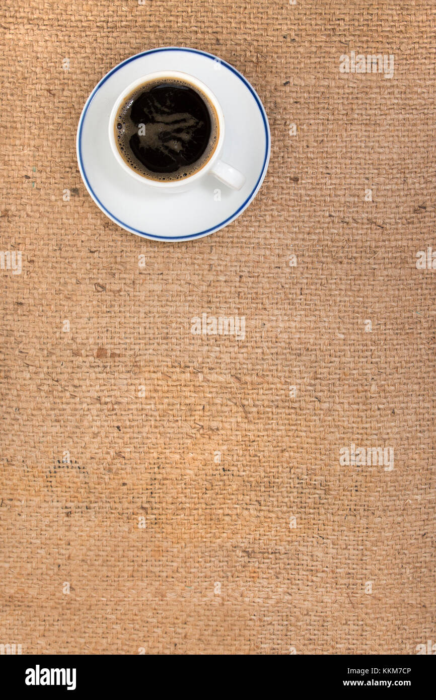 Vue de dessus du café expresso sur un fond en tissu de jute. Banque D'Images