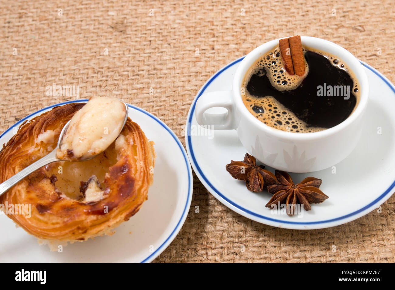 Petit-déjeuner typiquement portugais expresso avec des oeufs et de la crème anglaise pâte. Banque D'Images