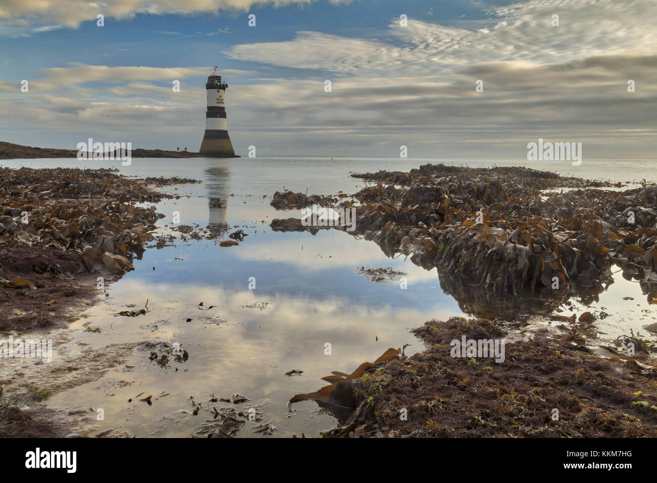 * 1963 : ouverture intégrale du phare, Penmon, à marée basse, à l'aube dans le nord-est de l'Anglesey. Banque D'Images