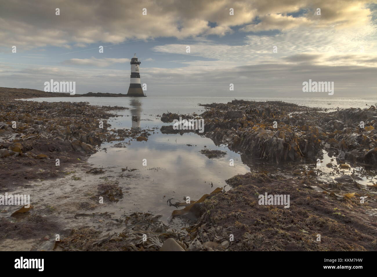 * 1963 : ouverture intégrale du phare, Penmon, à marée basse, à l'aube dans le nord-est de l'Anglesey. Banque D'Images * 1963 : ouverture intégrale du phare, Penmon, à marée basse, à l'aube dans le nord-est de l'Anglesey. Banque D'Images