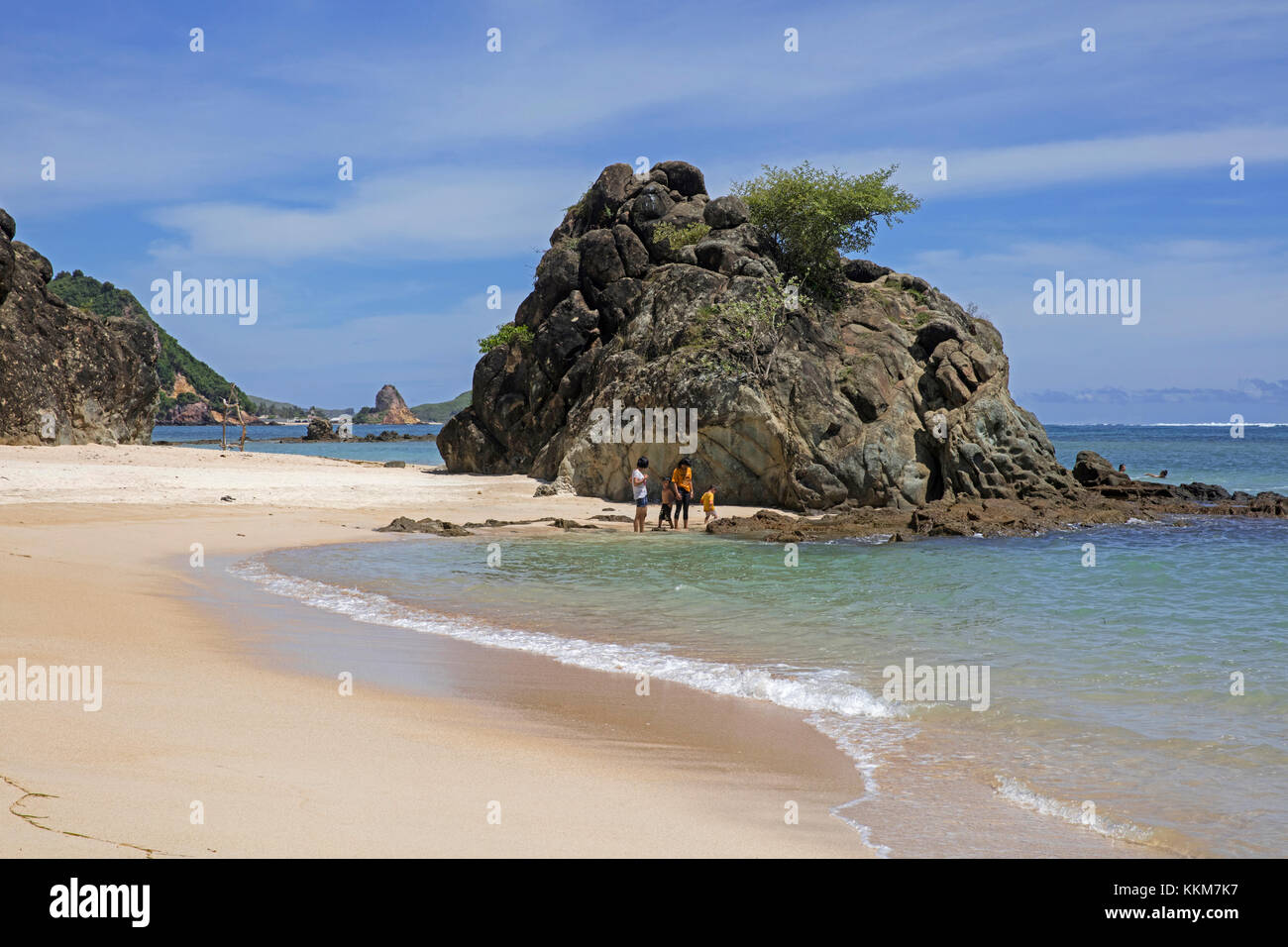 Indonesian enfants jouant sur une plage de sable blanc de kuta sur l'île de Lombok en Indonésie, îles de la sonde lesser Banque D'Images