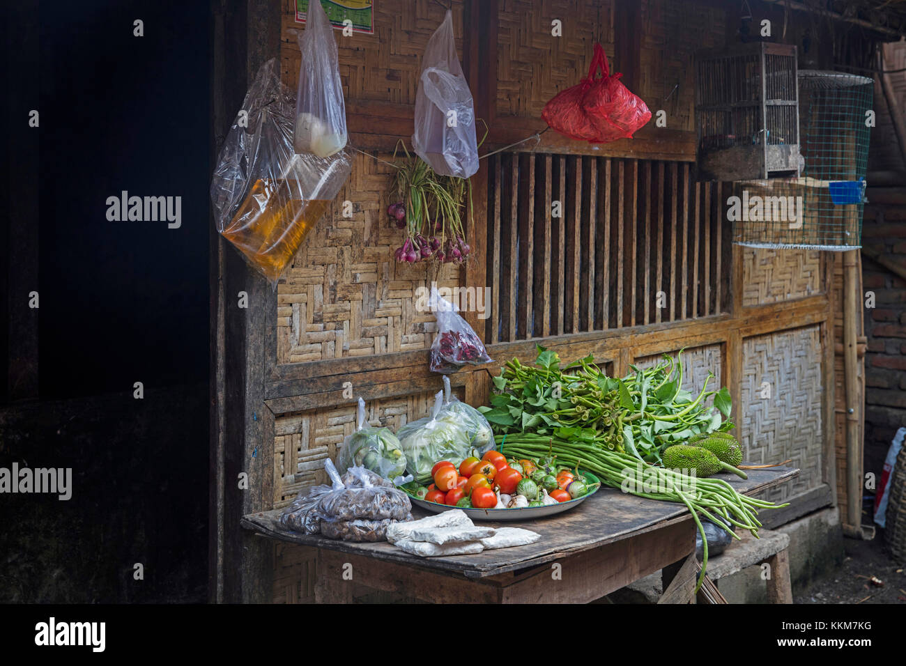 Alimentation à vendre en face de la maison de bambou traditionnel dans le village village Sasak Sade, près de Kuta sur l'île de Lombok en Indonésie, îles de la sonde lesser Banque D'Images