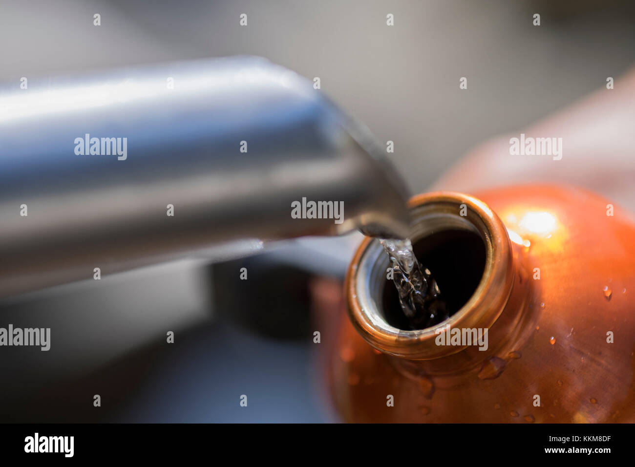 Le remplissage d'une bouteille d'eau au robinet, close-up Banque D'Images