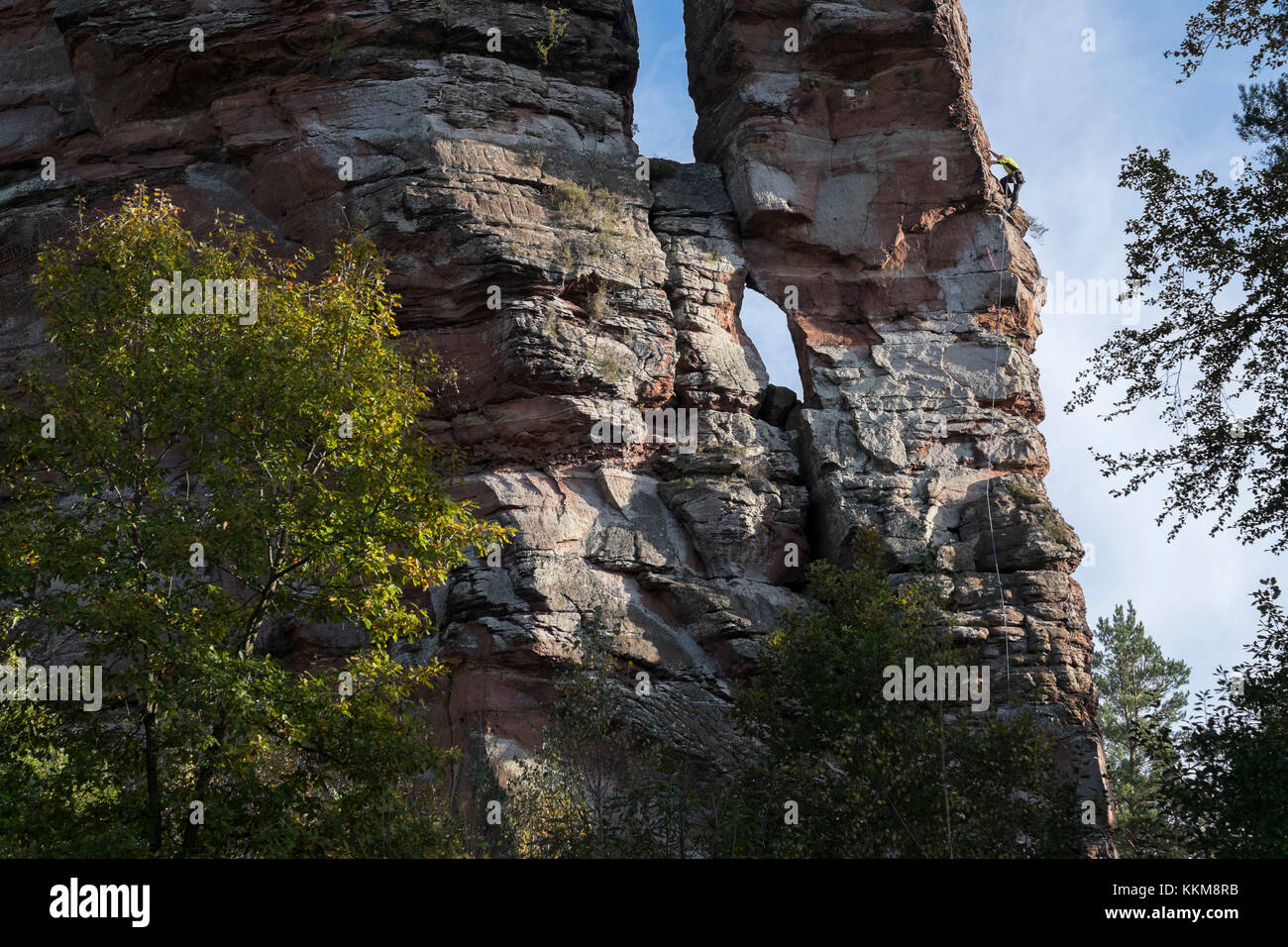 Scène d'escalade au bord de la pk, hochsteinnadel dahner felsenland, forêt palatine, Rhénanie-Palatinat, Allemagne, Banque D'Images