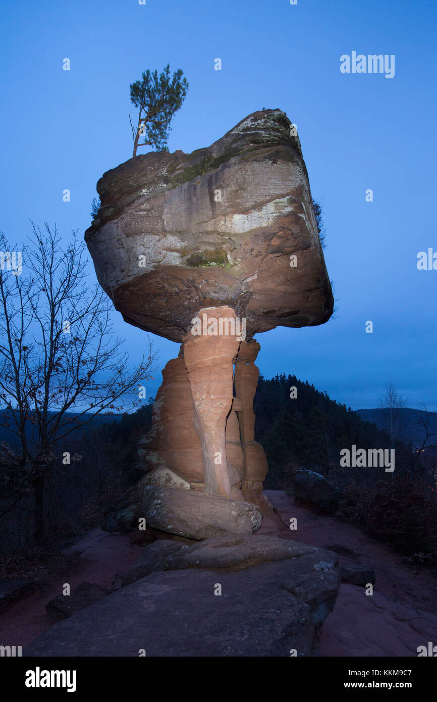 Rock formation table du diable au crépuscule, Hinterweidenthal, Forêt du Palatinat, Rhénanie-Palatinat, Allemagne, Banque D'Images
