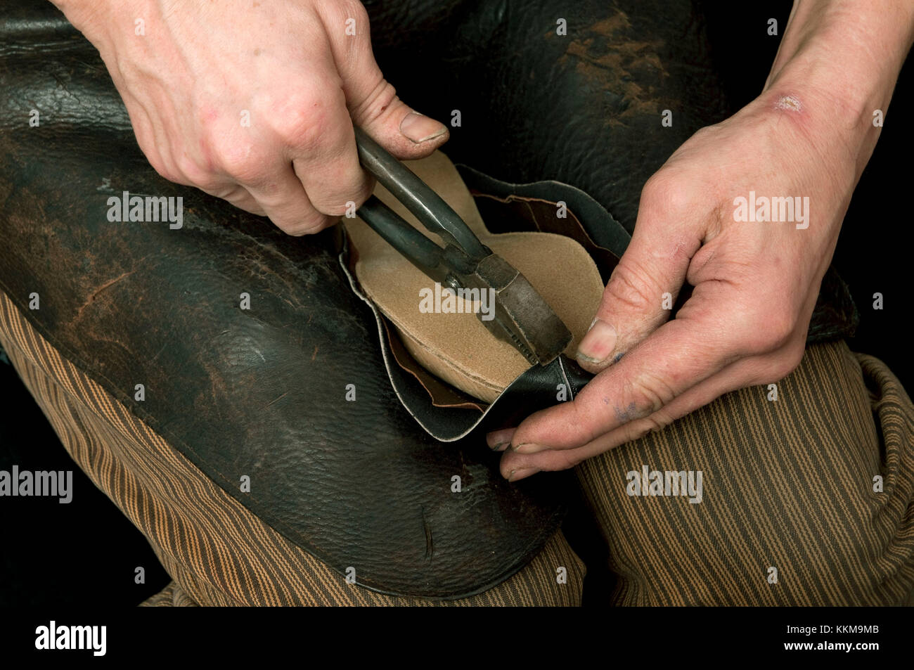 Atelier de cordonnier, cordonnier mise sur le modèle en bois en cuir avec pince Banque D'Images