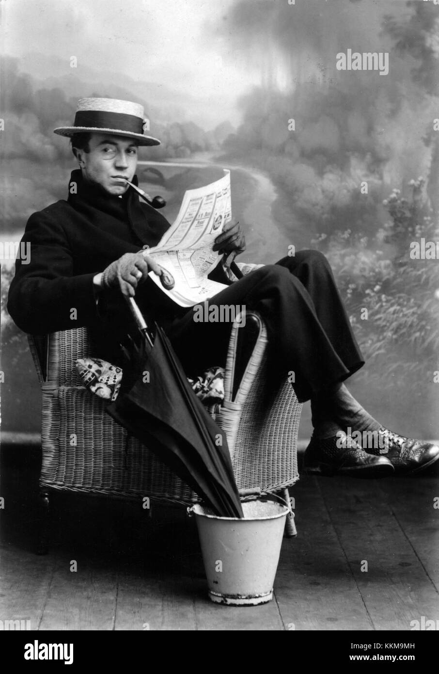 Humprous lecteur de journaux, vers 1930, s/w Banque D'Images