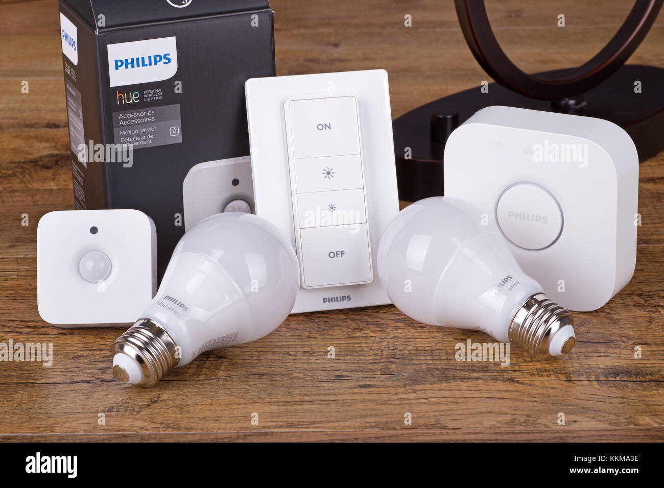 Hue Philips smart home système d'éclairage à l'aide d'appareils de contrôle vocal, application pour smartphone, ou accessoires à c Banque D'Images