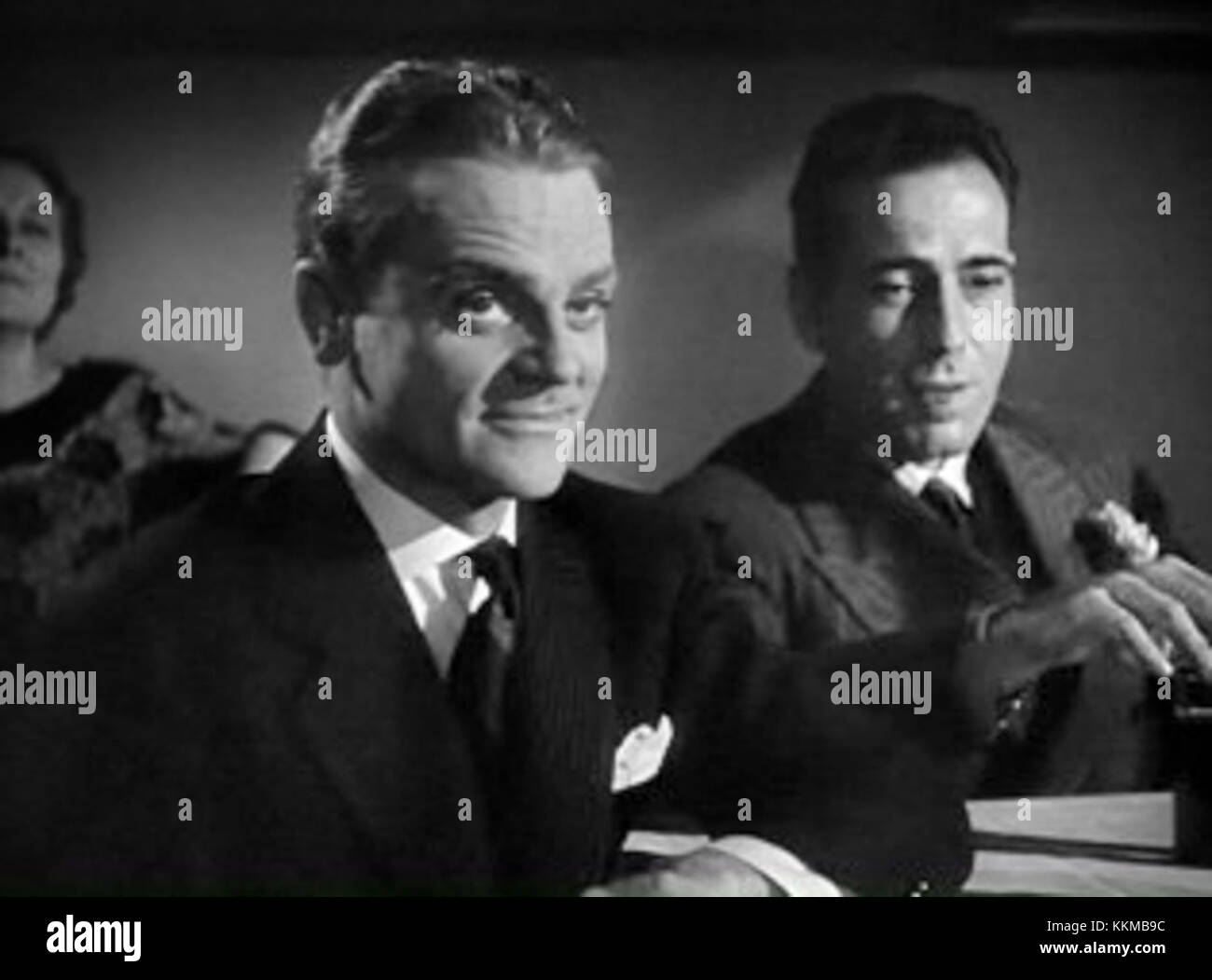 La bande-annonce des Roaring Twenties met en vedette James Cagney et Humphrey Bogart, deux acteurs emblématiques de l’époque. Le film, qui se déroule pendant la Prohibition, explore le crime, l'ambition et la poursuite du rêve américain. Banque D'Images