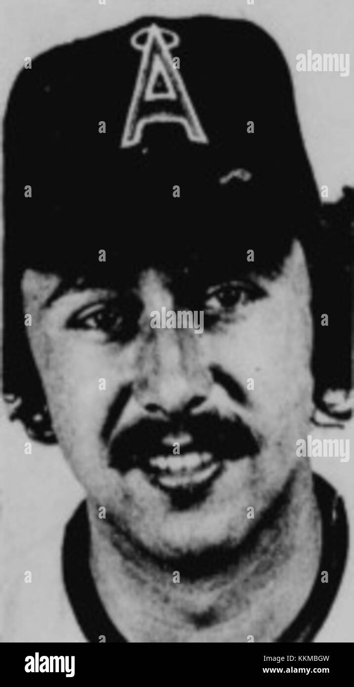 Jerry Remy, ancien joueur de baseball professionnel, a joué pour les Red Sox de Boston en 1977. Connu pour ses réflexes rapides et sa défense solide, il est devenu une figure aimée dans les sports de Boston. Banque D'Images