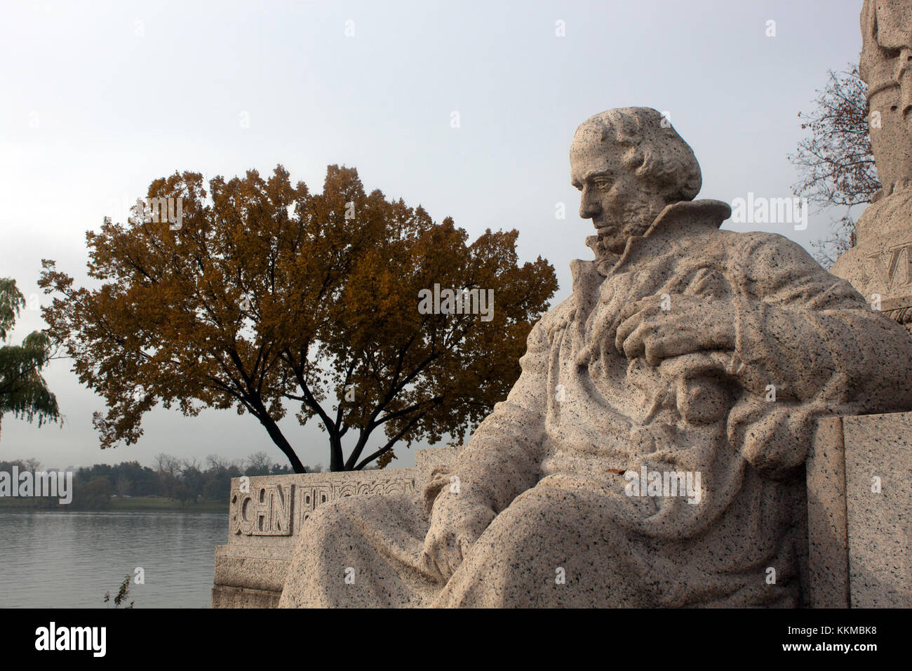 Le John Ericsson Memorial, situé à Washington D.C. (en), rend hommage à l'ingénieur et inventeur suédoaméricain, connu pour avoir conçu l'USS Monitor, le premier navire de guerre cuirassé. Le mémorial présente une sculpture détaillée commémorant sa contribution à la technologie navale. Banque D'Images