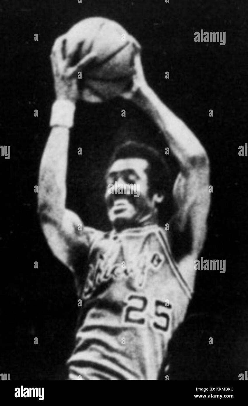 Chet Walker, un joueur de basket-ball de premier plan, était actif au milieu des années 1970 Connu pour ses habiletés et son athlétisme, Walker a joué pour plusieurs équipes en NBA, gagnant la reconnaissance pour ses contributions au sport. Son héritage en tant que joueur perdure, et il reste une figure notable dans l'histoire du basket-ball. Banque D'Images