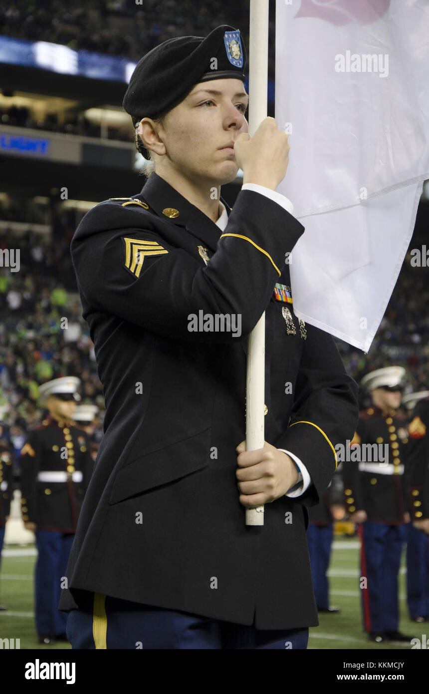 Le Sgt. Stephanie Van Slageren, HHC, 3e bataillon du 161e Régiment d'infanterie, 81e Stryker Brigade Combat Team, s'élève en formation au champ pendant la mi-temps CenturyLink des Seahawks de Seattle' Monday Night Football Match à Seattle, Washington, le 20 novembre, 2017. Les Seahawks ont rendu hommage à l'armée pendant leur service annuel Salut à jeu. (U.S. Photo de la Garde nationale par la CPS. Alec Dionne) Banque D'Images