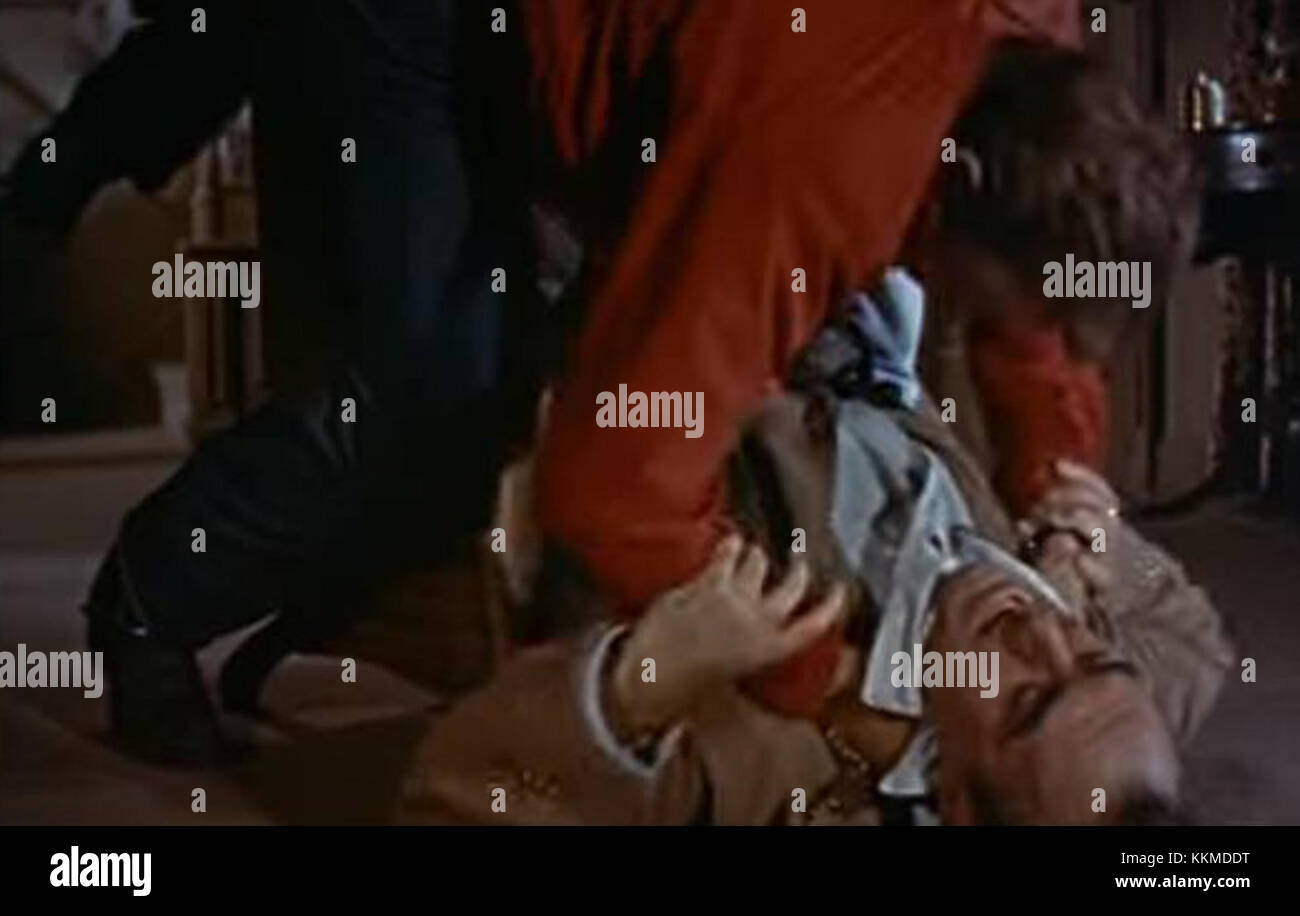 Une scène du film de 1955 'Rebel Without a cause' mettant en vedette les acteurs James Dean et Jim Backus. L'image capture un moment de la bande-annonce du film où Dean, dans le rôle de Jim Stark, interagit avec Backus, qui joue son père. Dean est vu porter des bottes d'ingénieur, reflétant le décor du film des années 1950. Banque D'Images