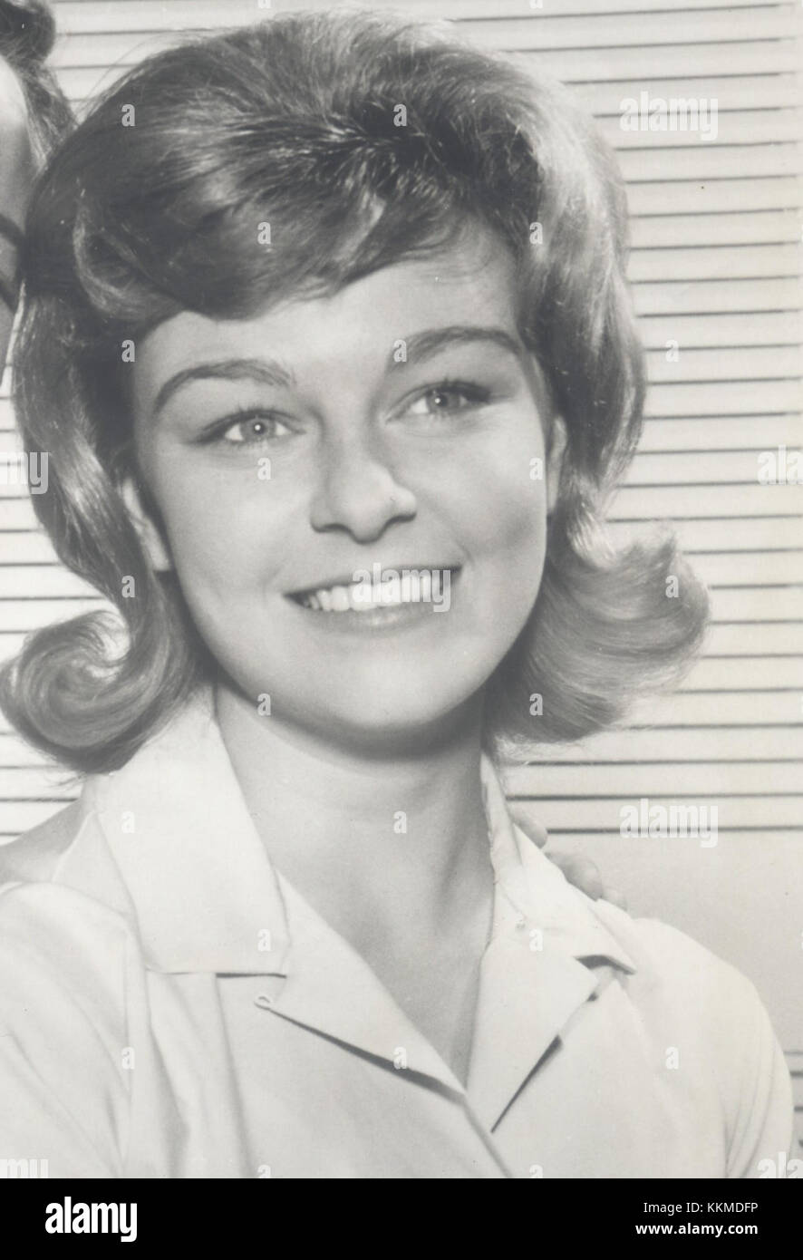 Une image recadrée du film de 1962 « The New Breed » mettant en vedette Peter Fonda et Patty McCormack. Ce film reflète les tendances dramatiques du cinéma des années 1960. Banque D'Images