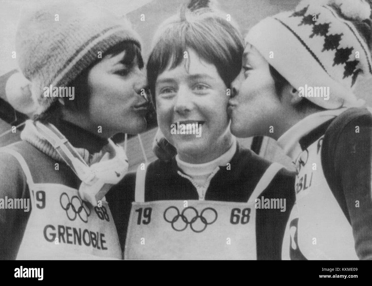 Photographie des Jeux olympiques d'hiver de 1968 à Grenoble, mettant en vedette les skieuses alpines Annie Famose, de France, Nancy Greene, du Canada, et Fernande Bochatay, de Suisse, en slalom géant féminin. Banque D'Images