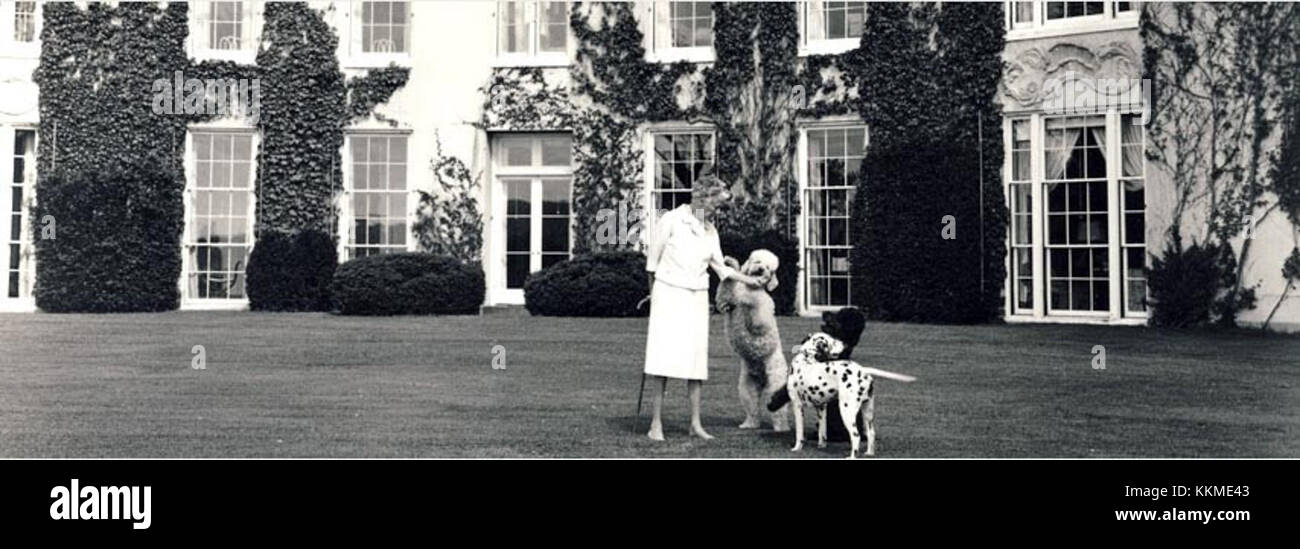 Helen Huntington Hull, une personne remarquable, est capturée avec ses chiens, reflétant son lien avec les animaux et son importance dans son domaine d'expertise ou sa vie personnelle. Banque D'Images