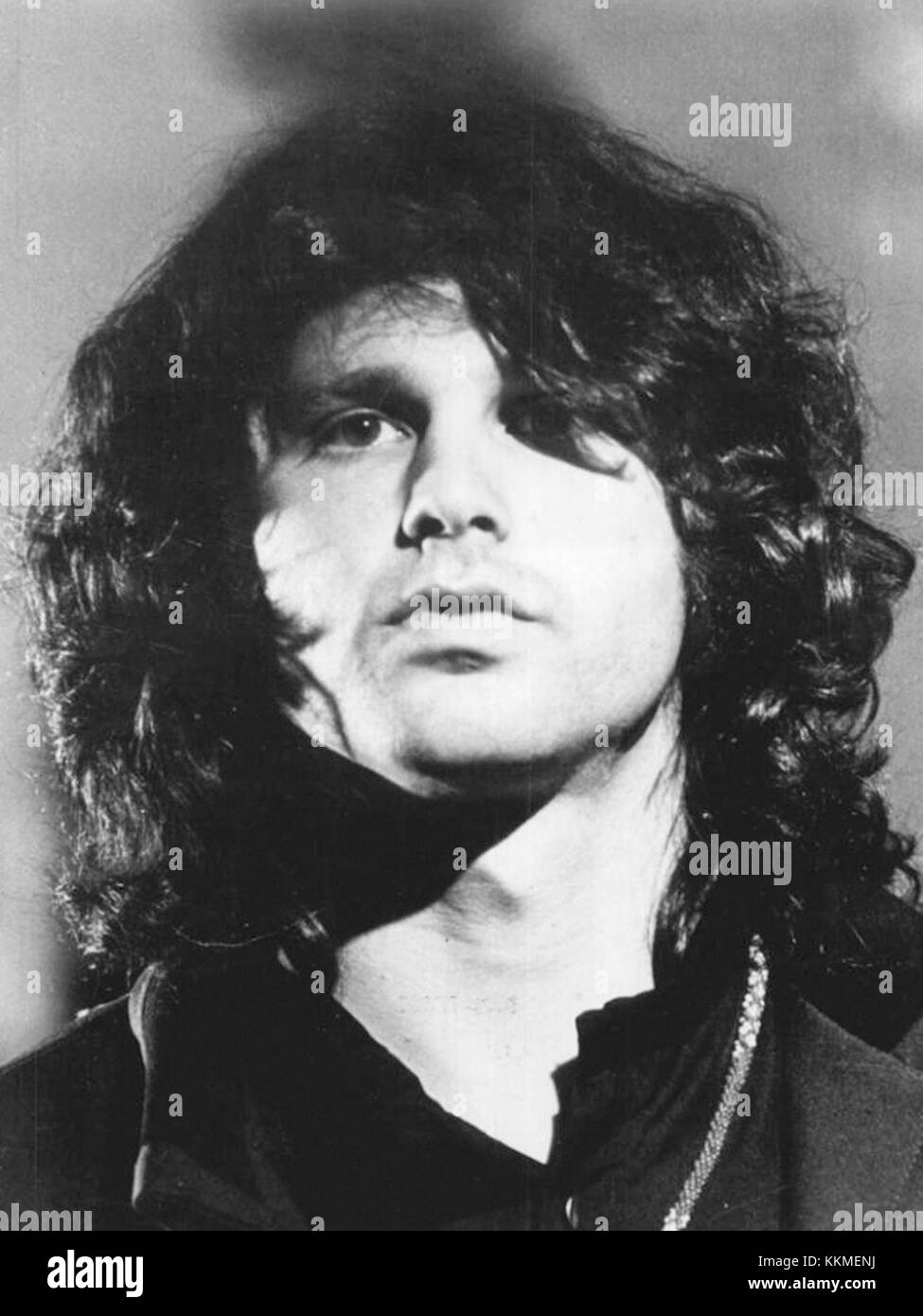 Une photographie de Jim Morrison, le chanteur principal des Doors, prise en 1969. Connu pour sa voix distinctive et sa présence sur scène charismatique, Morrison est devenu une figure emblématique de la musique rock dans les années 1960 et au début des années 1970 Banque D'Images