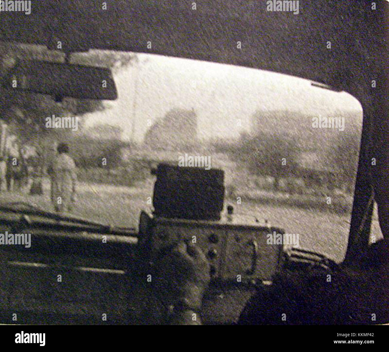 Une photo montrant une caméra de vitesse Traffipax, capturée avec une caméra Samsung S630, utilisée pour la surveillance du trafic et l'application de la vitesse. Banque D'Images