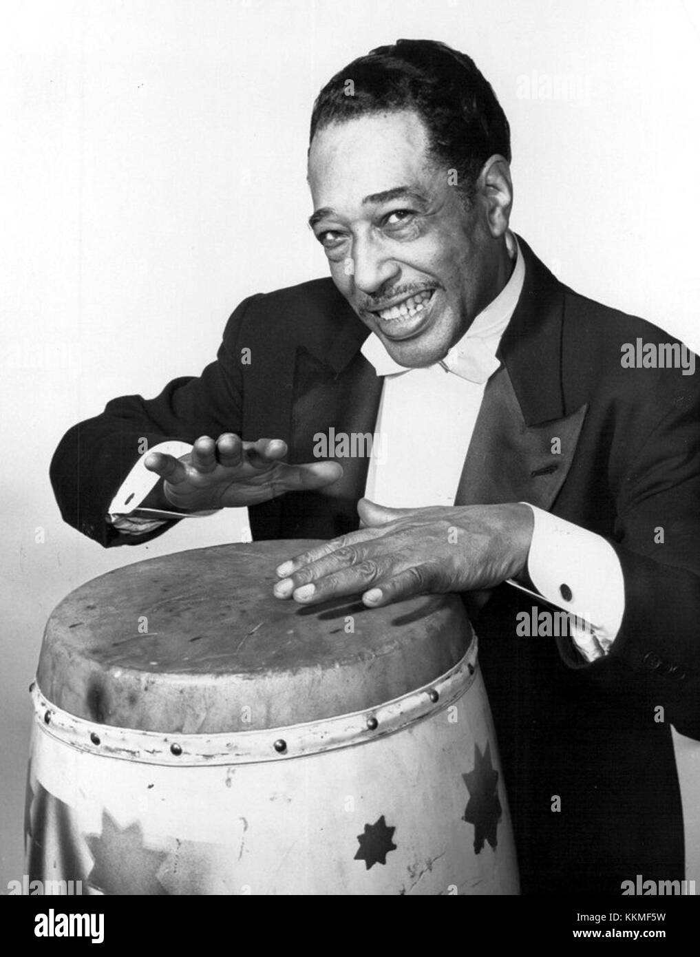 Duke Ellington, compositeur, pianiste et chef d'orchestre américain de renom, est présenté dans une référence de 1957, marquant une période importante dans sa carrière et ses contributions à la musique jazz. Banque D'Images