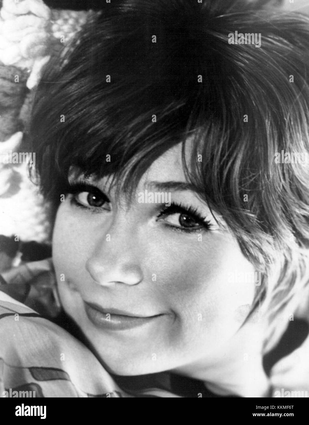 Shirley MacLaine, actrice américaine, est connue pour sa carrière polyvalente dans le cinéma et la télévision. Cette image de 1970 met en valeur sa carrière au sommet de sa popularité. Banque D'Images