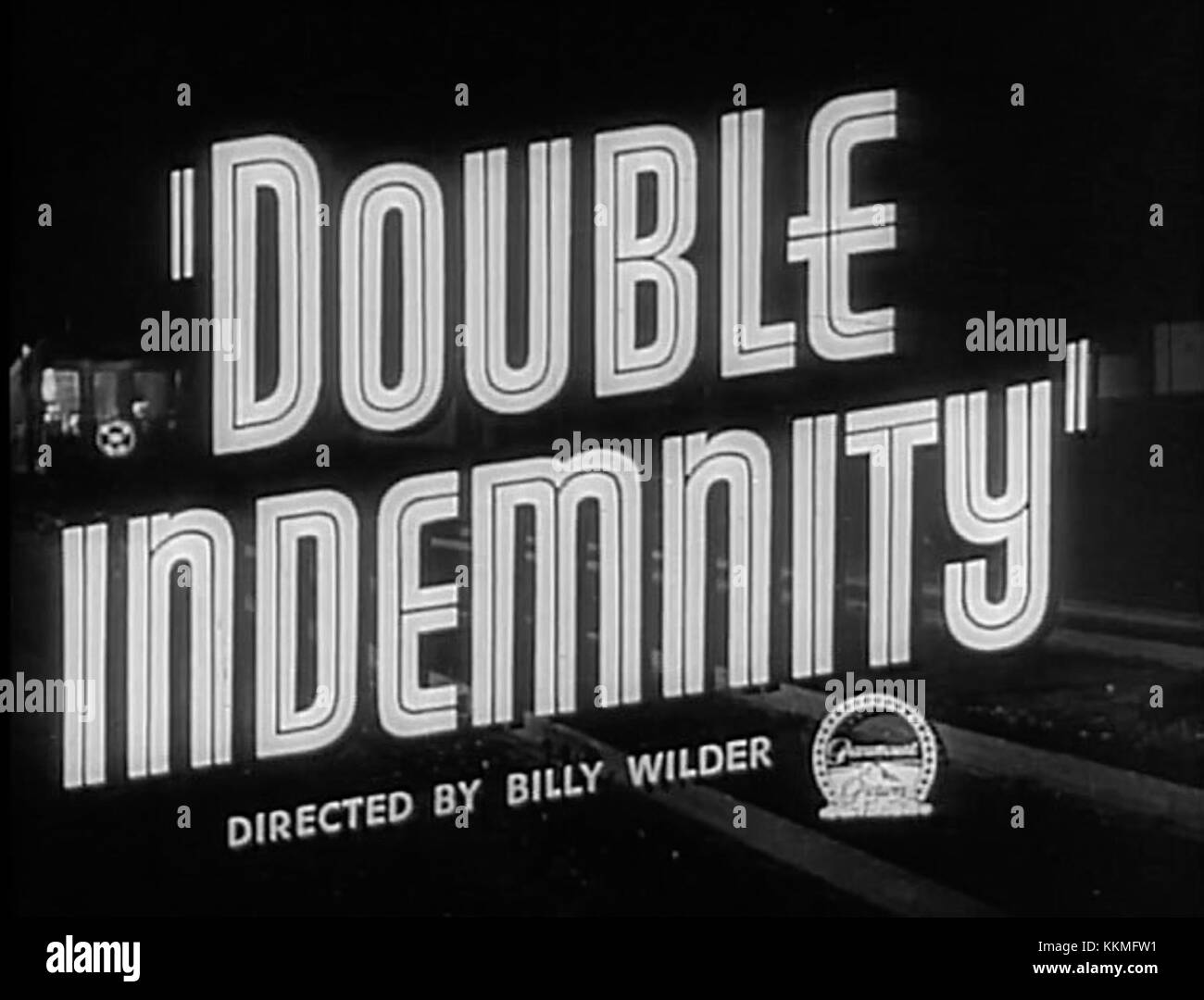 Une capture d'écran du film classique double Indemnity, mettant en vedette une scène charnière dans le genre noir, mettant en évidence les thèmes sombres du film, le crime et la tromperie. Banque D'Images