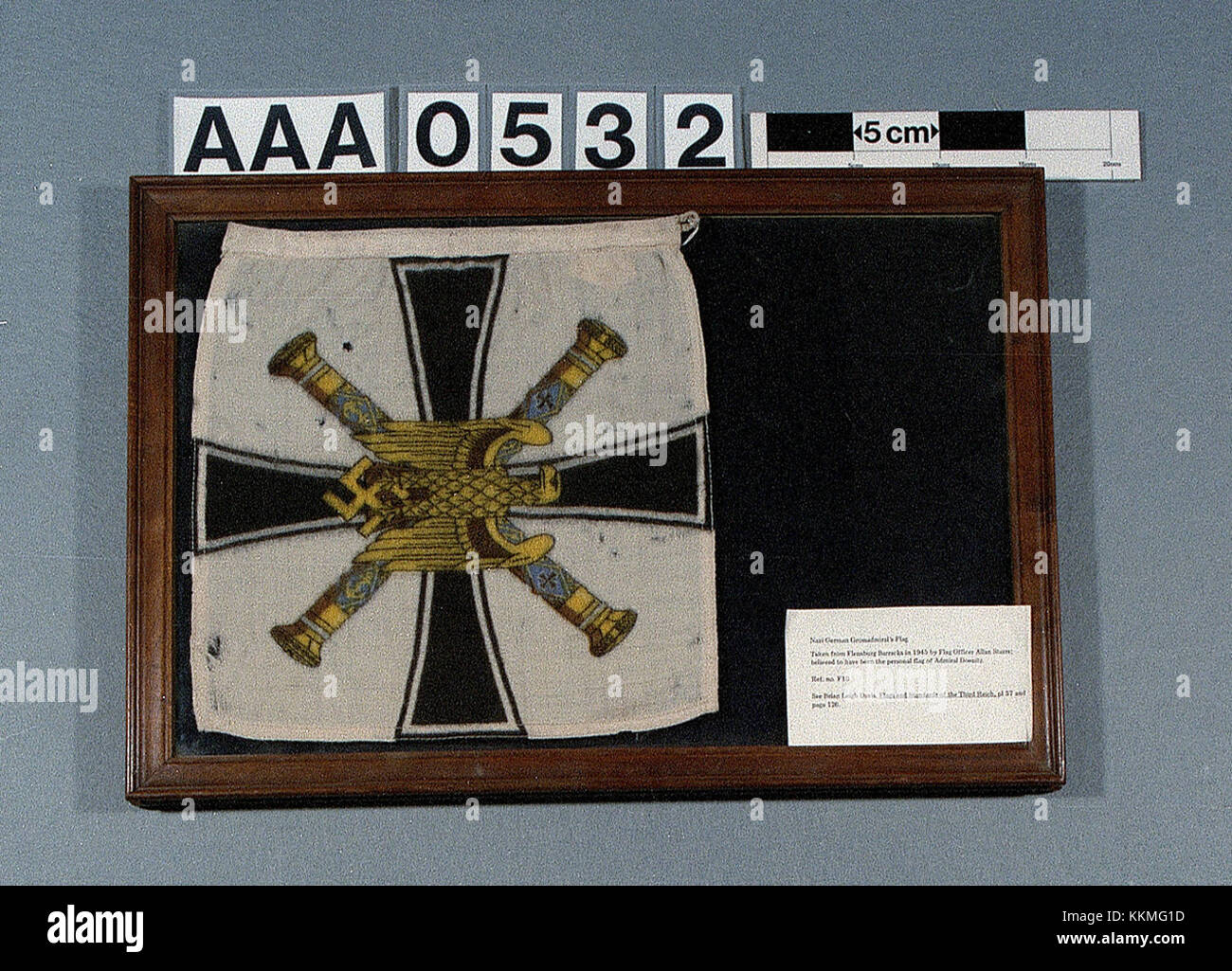 Ce drapeau de voiture a été utilisé par Admiral-Fleet en Allemagne nazie avant 1945. C’est un symbole des forces militaires et navales de l’époque, représentant les drapeaux et insignes emblématiques des forces armées de l’époque. Banque D'Images