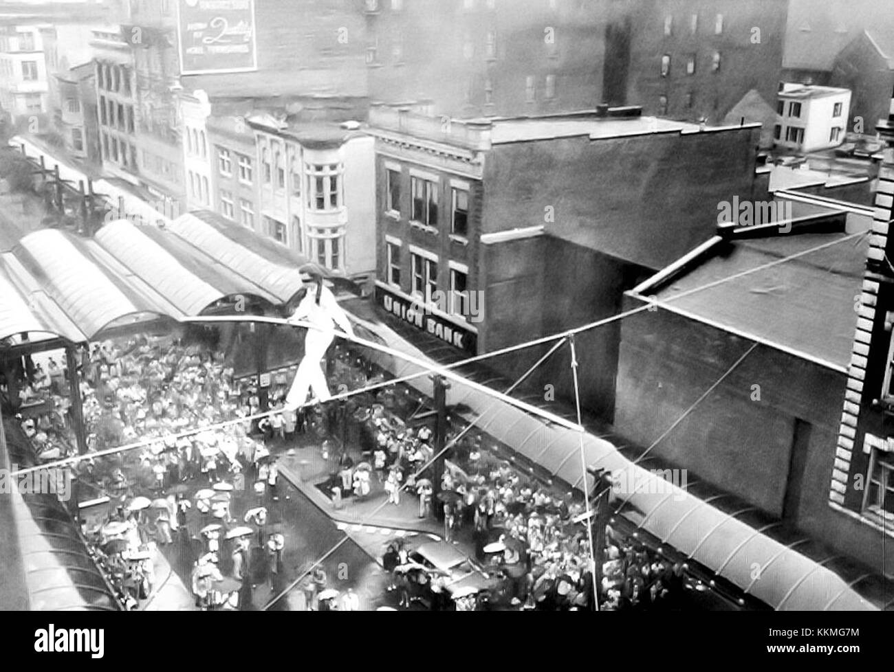 En 1974, un marcheur à corde raide a effectué une marche audacieuse sur Hamilton Street à Allentown, en Pennsylvanie. Cette cascade faisait partie d'un événement public, mettant en valeur les compétences de performerâ€™ et attirant l'attention locale sur l'événement. Banque D'Images