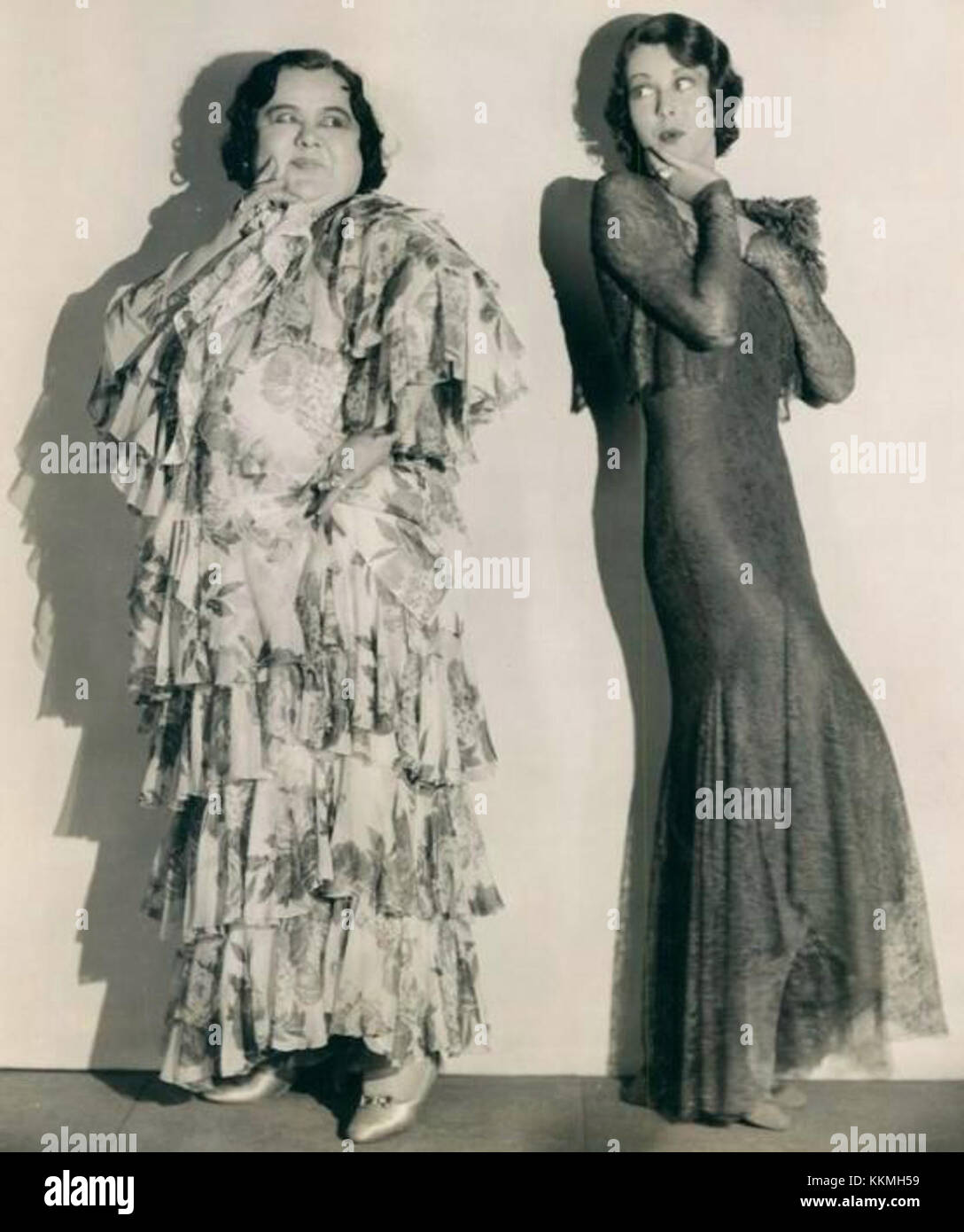 Dans Along came Youth, Mathilde Comont et Frances Dee jouent des rôles clés dans cette comédie des années 1930. Le film met en lumière les dynamiques sociales de l’époque, mettant en vedette les thèmes de la jeunesse et les défis de l’âge adulte dans un cadre comique. Banque D'Images