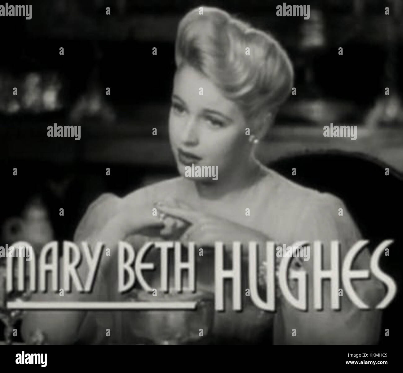 Image fixe de l'actrice Mary Beth Hughes de la bande-annonce du film 'Design for Scandal', illustrant son rôle et son apparition dans cette production cinématographique des années 1930. Banque D'Images