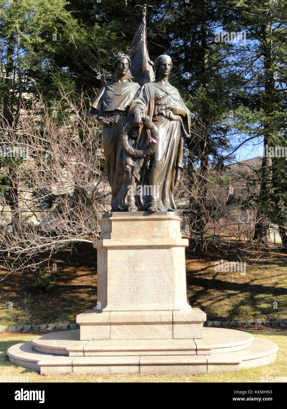 'Humanité et Justice' est une sculpture de Herbert Adams située à Winchester, Massachusetts. L'œuvre symbolise les idéaux moraux et la poursuite de la justice, reflétant le dévouement d'Adams à la sculpture classique et son intérêt pour les thèmes de l'éthique et de la société. Banque D'Images