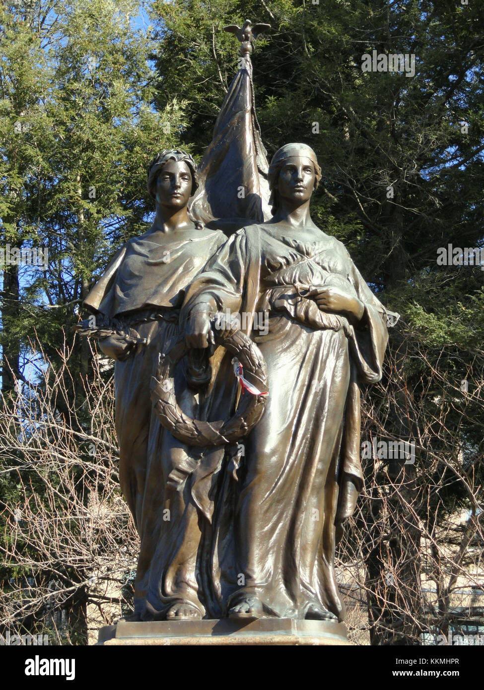 'Humanité et Justice' est une sculpture de Herbert Adams située à Winchester, ma. L’œuvre représente les thèmes de la justice, de la dignité humaine et du rôle du droit dans la société, symbolisés par une figure en mouvement et une expression dynamique. Banque D'Images 'Humanité et Justice' est une sculpture de Herbert Adams située à Winchester, ma. L’œuvre représente les thèmes de la justice, de la dignité humaine et du rôle du droit dans la société, symbolisés par une figure en mouvement et une expression dynamique. Banque D'Images