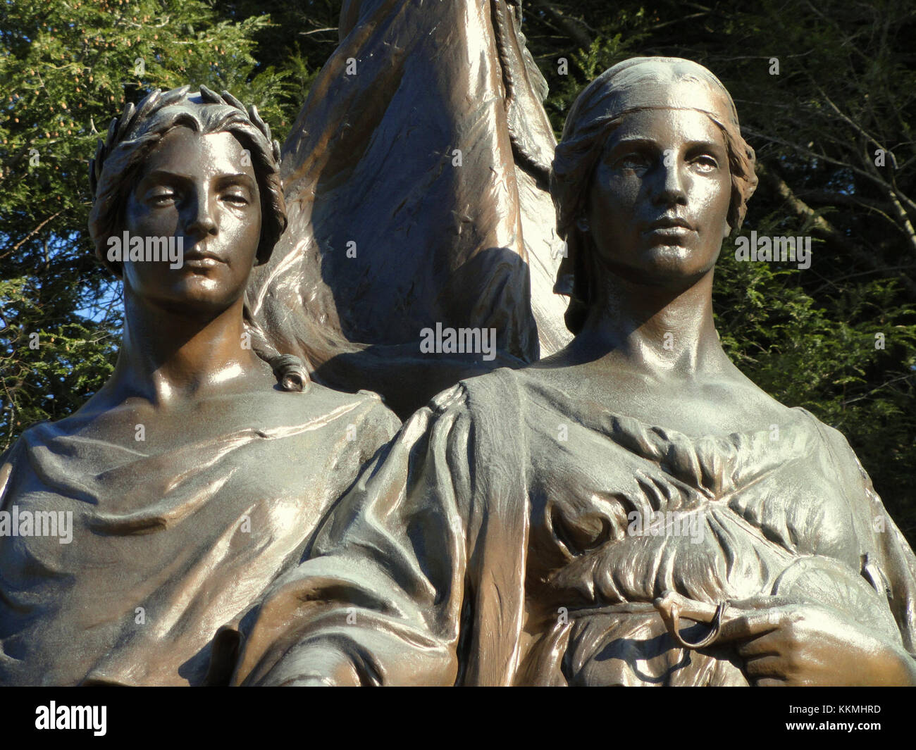 « Humanité et justice », une sculpture de Herbert Adams, située à Winchester, Massachusetts, symbolise l'équilibre entre justice et compassion humaine. L’œuvre reflète des thèmes de moralité, de loi et d’empathie, mettant en valeur la capacité de Adams’ à transmettre des thèmes sociaux complexes à travers la sculpture. Banque D'Images