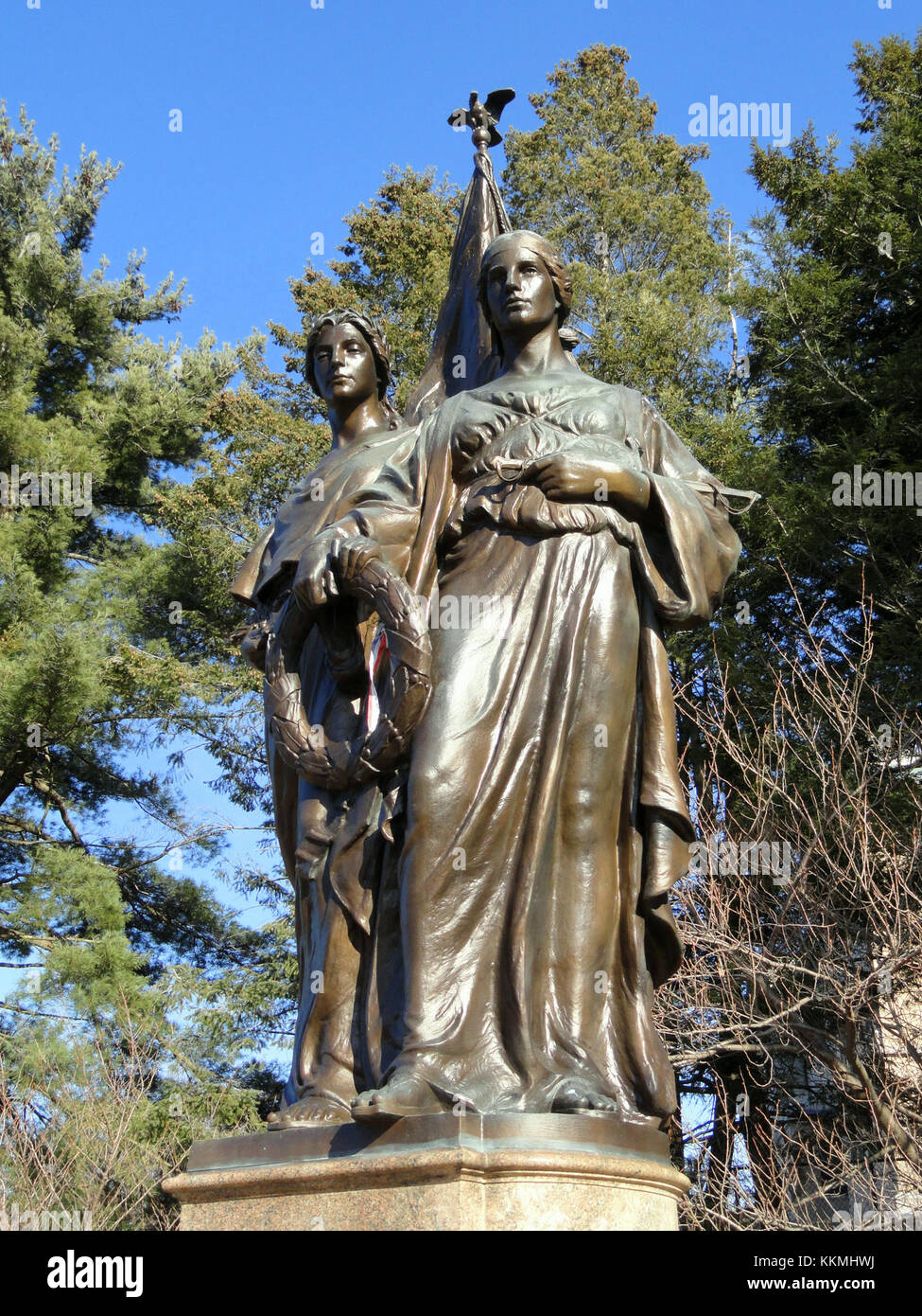 'Humanité et Justice', créé par Herbert Adams, est une œuvre sculpturale à Winchester, Massachusetts. Il reflète les thèmes des droits de l'homme, de la justice et de la représentation artistique de ces idéaux en public Banque D'Images