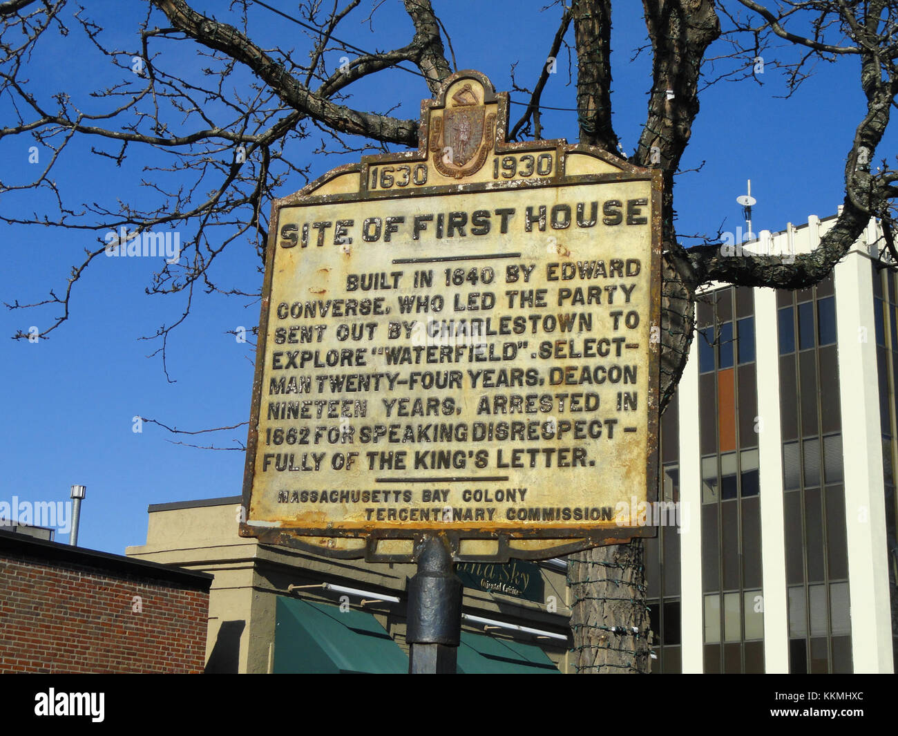 Une plaque historique marque le site de la première maison à Winchester, Massachusetts, commémorant la première colonie de la ville. La plaque donne un aperçu de la fondation et de l'histoire de Winchester. Banque D'Images