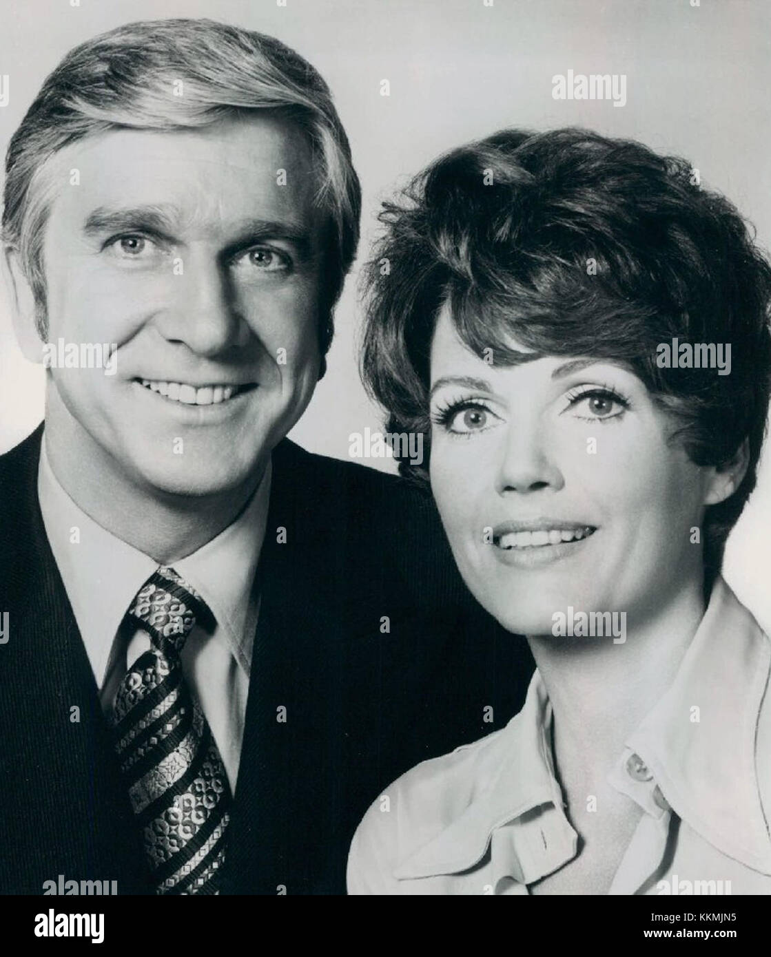 Leslie Nielsen et Elizabeth Allen figurent dans une scène de la série télévisée 'Bracken's World', diffusée dans les années 1960 L'émission se concentre sur l'industrie cinématographique hollywoodienne, explorant la vie des acteurs, des producteurs et des cinéastes. Les personnages de Nielsen et Allen ont joué des rôles importants dans la série, contribuant à la narration du drame. Banque D'Images