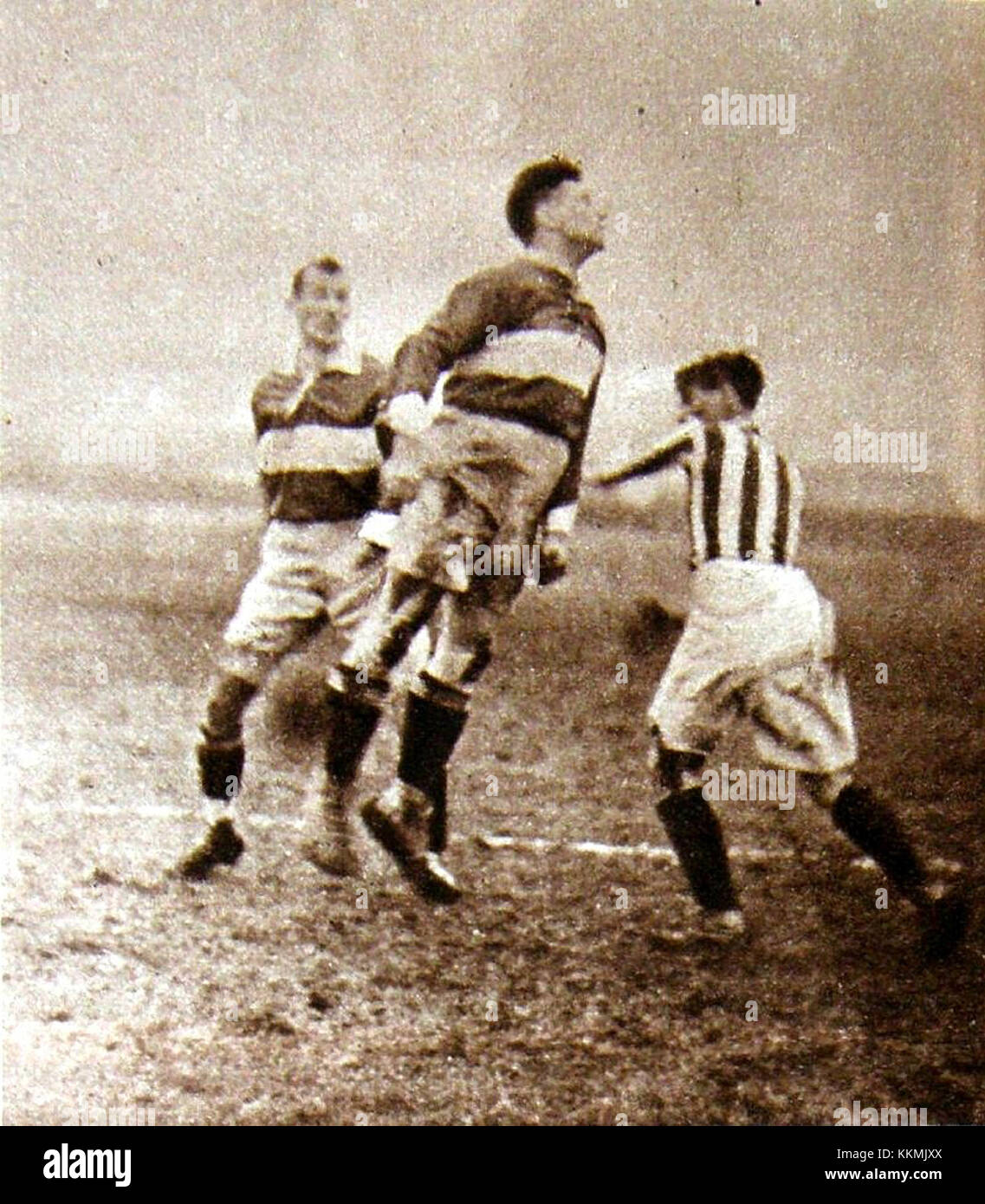 Le match entre Cracovia et Torunski KS a eu lieu le 15 mars 1925. C'était un événement sportif important dans l'histoire du football polonais, mettant en vedette des équipes de deux grands clubs. Ce match est important pour les amateurs de football et marque un chapitre important dans le sport polonais du début du XXe siècle. Banque D'Images